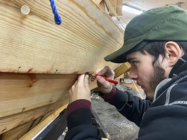 Axel Gustav arbetar på sin båt